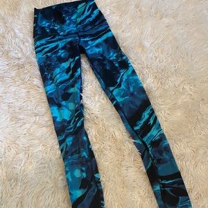 Lululemon winder under. Excellent condition